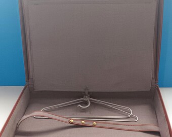 3 つの金属製ハンガーを備えたミッドセンチュリー ハードシェル スーツ