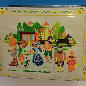 Contenedor de hojalata Daher vintage con diseño de píxeles de granjero rural, lata Daher coleccionable.