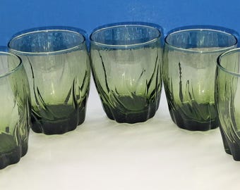 Juego de cinco vasos bajos vintage Anchor Hocking Central Park con diseño de remolino verde hiedra, vasos para bebidas de estilo antiguo de mediados de siglo.