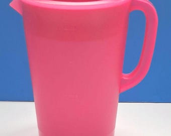 Brocca per bevande Rubbermaid da un gallone, rosa, 3,8 litri, codice Rubbermaid #1A21-4.