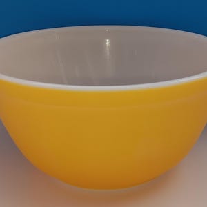 Vintage Pyrex Yellow Mixing Bowl, Collectible Pyrex Mixing Bowl 1 1/2 Quart #402.