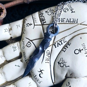 Collier avec pointes en fer forgé à la main : talisman de magie de sorcière