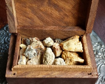 Mayan Black Copal Incense in a Wooden Box, Natural Resin Incense for Clearing Rituals and Aromatherapy, Magick and Witchcraft Supplies