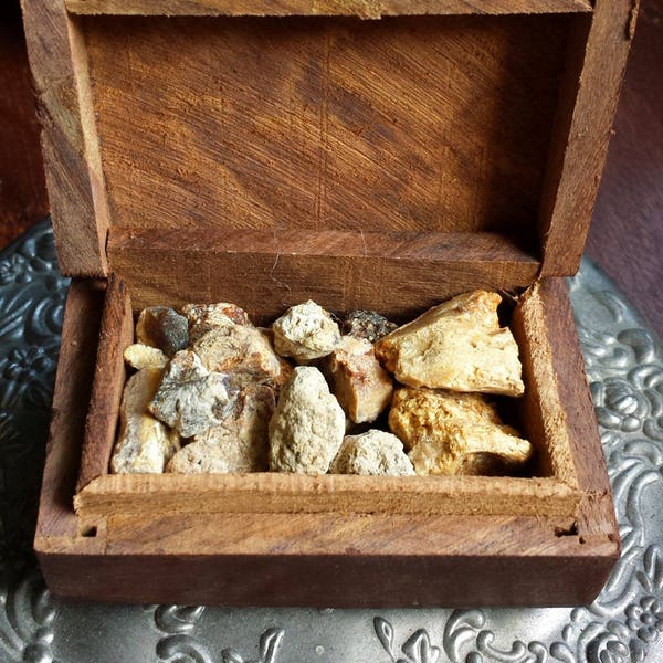 Mayan Black Copal Incense in a Wooden Box, Natural Resin Incense for Clearing Rituals and Aromatherapy, Magick and Witchcraft Supplies