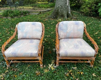 McGuire Furniture Twisted Rattan Arm Lounge Chairs, eind 20e eeuw, een paar