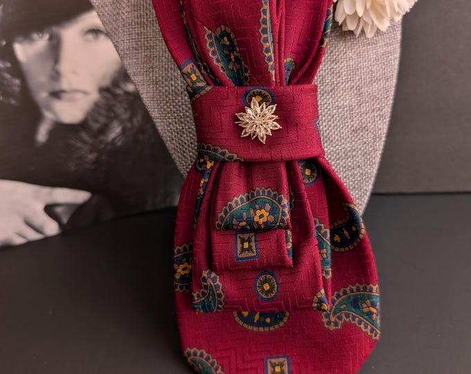Vogue Vintage Ascot Tie for Women