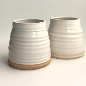 Handgjord keramisk bestickhållare: Brun lera, vit glasyr