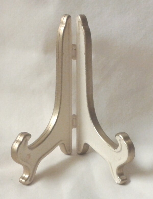 Plate Stand 8 Large in White With Gold Trim Plastic With a Wood Grain
