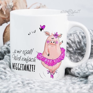 Könnte beinhalten: Weiße Keramiktasse mit einem rosa Schwein, das einen rosa Tutu und eine rosa Blume im Haar trägt. Auf der Tasse steht der Text "...is mir egal! Wird einfach WEGGETANZT!" gedruckt.