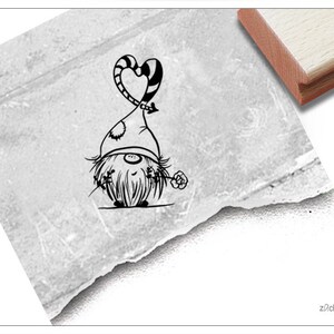 Stempel Wichtel mit Herz, Herzwichtel - Süßer Motivstempel mit Gnom, Wichtelstempel, Karten, Valentinstag, Geschenk, Liebe, Deko, Scrapbook
