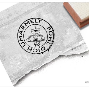 Stempel Poststempel mit Teddy Bär, Fühl Dich umärmelt - Textstempel für Postkarten, Briefe, Etiketten, Geschenkanhänger, Geschenk für Kinder