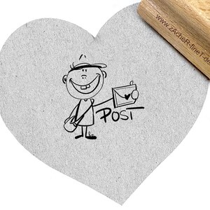 Peut inclure: Un papier gris en forme de cœur avec une illustration de dessin animé d'un facteur souriant tenant une lettre. Le mot "POST" est écrit en dessous du personnage. Un tampon en bois avec du texte est dans le coin supérieur droit.