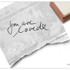 Stempel You are loved - Textstempel Du wirst geliebt, Spruch für Karten und Geschenkanhänger, Kinder, Valentinstag und Hochzeit, Scrapbook