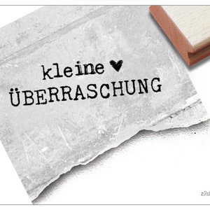 Stempel Textstempel Kleine Überraschung, mit Herz Typostempel für Karten und Briefe, Geschenkanhänger, Scrapbook, Geschenk, Valentinstag Bild 1