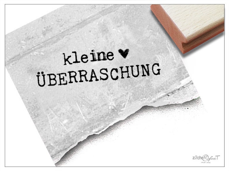 Stempel Textstempel Kleine Überraschung, mit Herz Typostempel für Karten und Briefe, Geschenkanhänger, Scrapbook, Geschenk, Valentinstag Bild 1