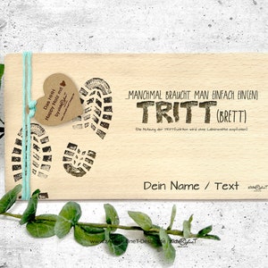Lustiges Holzbrett Frühstücksbrett: TRITTBRETT mit FUßSPUREN  - personalisierbar - lustige Geschenkidee, Sprüchebrett mit Gravur