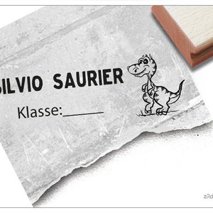 Individueller Schulstempel Dino-Baby - Stempel personalisiert mit Name, Klasse u. Tier, Holzstempel o. Automatikstempel, Geschenk für Kinder