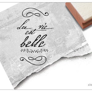 Sello de texto La vie est belle - La vida es bella - sello con letras en estilo rústico vintage, para álbumes de recortes, invitaciones, decoración
