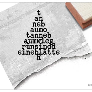 Könnte beinhalten: Ein Schwarzweißbild eines Weihnachtsbaums aus Wörtern. Die Wörter sind: "t", "an", "neb", "aumo", "tanneb", "aumwieg", "runsindd", "eineblatte", "R".