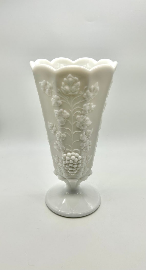 1970年代　ウェストモアランド ミルクガラス花瓶 1970年代 ウェストモアランド ミルクガラス花瓶 ウェストモアランド