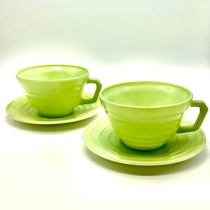 Vintage Hazel Atlas Platonite Juego de tazas de té de postre de dos Moderntone alrededor de 1950 Tazas de té verde con platillos