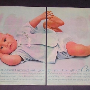 Puede incluir: Anuncio vintage con un beb&eacute; en un pelele azul claro. El beb&eacute; est&aacute; acostado con los brazos y las piernas extendidos. El texto dice: "A&uacute;n no has llegado...recibe tu primer regalo de Carter's."