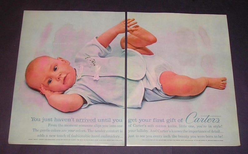 Puede incluir: Anuncio vintage con un beb&eacute; en un pelele azul claro. El beb&eacute; est&aacute; acostado con los brazos y las piernas extendidos. El texto dice: "A&uacute;n no has llegado...recibe tu primer regalo de Carter's."