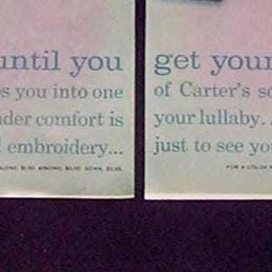 Puede incluir: Dos anuncios vintage con texto. El anuncio de la izquierda dice "You just haven't arrived until you" y el anuncio de la derecha dice "get your first gift of Carter's". Ambos anuncios tienen un fondo verde claro y texto en una fuente de escritura.