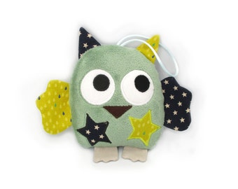 Doudou hibou, jouet d'éveil, fait-main, tissu coton minky , vert jaune bleu, doudou pouêt pouêt, personnalisable en couleurs