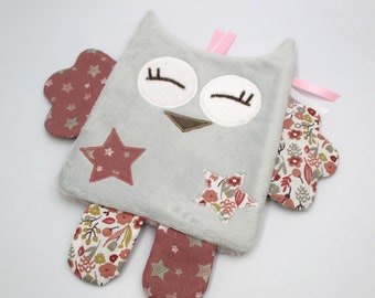 Doudou plat hibou, doudou fait-main, tissu coton minky polaire, gris rose, pois étoiles, hauteur 20 cm, personnalisable en couleurs