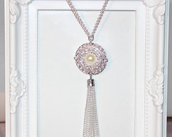 Vintage/flapper/Gatsby/1920's Long pearl, diamante, silver necklace & tassel