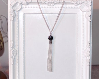 Long collier en métal argenté vintage/flapper/Gatsby des années 1920 avec des perles d'hématite plates et un pompon en métal