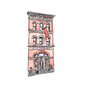 Puede incluir: Una ilustración de acuarela de un edificio de ladrillo rosa con una gran puerta arqueada y ventanas. El edificio tiene una bandera roja colgando de la parte superior.
