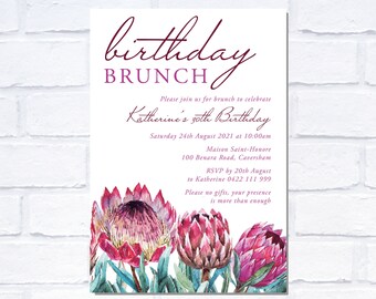 Puede incluir: Una invitación a un brunch de cumpleaños rosa y blanca con una ilustración de acuarela de flores de protea. El texto de la invitación dice "brunch de cumpleaños" y "Katherine's 30th Birthday". La invitación incluye la fecha, la hora, la ubicación y la información de RSVP.