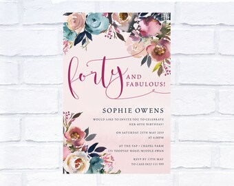 Puede incluir: Invitación de cumpleaños con motivos florales y el texto "forty and fabulous!". La invitación, en tonos rosa, turquesa y burdeos, anuncia una celebración de 40 cumpleaños con detalles del evento.