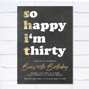 Puede incluir: Una invitación negra con texto blanco y dorado. El texto dice "so happy i'm thirty". Debajo, dice "Únete a nosotros para celebrar el 30 cumpleaños de Ben" con los detalles del evento.