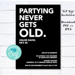 Op de afbeelding: Een zwarte rechthoekige uitnodiging met witte tekst "PARTYING NEVER GETS OLD. UNLIKE DAVID. HE'S 40." gevolgd door evenementdetails zoals datum, tijd, locatie en RSVP-informatie. Een cirkelvormig blauwgroen logo is ook zichtbaar op de kaart.