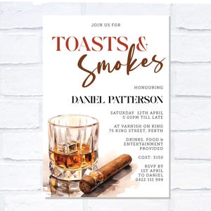 以下が含まれることがあります： 茶色の筆記体で「Toasts & Smokes」と書かれた招待状。氷の入ったウイスキーグラスと葉巻のウォーターカラーイラストが特徴です。招待状は、4月12日のダニエル・パターソンのイベント用です。
