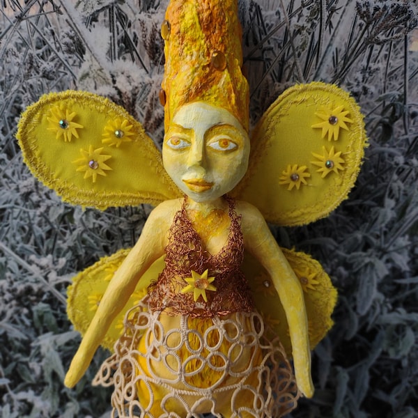 Poupée suspendue en papier mâché. Lutin jaune avec des ailes de papillon avec des diamants dans une robe en dentelle et des chaussettes. Sculpture multimédia unique en son genre.