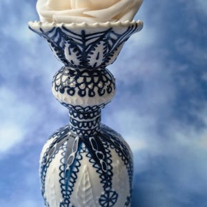 Jarrón miniatura de porcelana, decoración azul y blanca cobalto, botella de cerámica moldeada a mano, patrón de encaje, pequeño y elegante objeto de arte.
