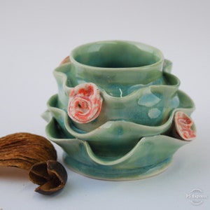 Piccolo vaso rococò, decorato con rose scolpite. Vaso stravagante per vestire sopra un singolo fiore o un portamatite.