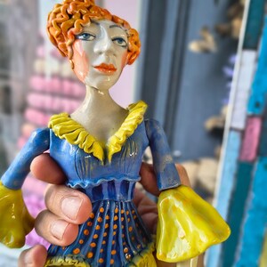 Agnes – Glasierte Steingut-Kunstpuppe mit dezenten Gelenken, feminine und poetische Figur, handgefertigte Kugelgelenk-Skulptur