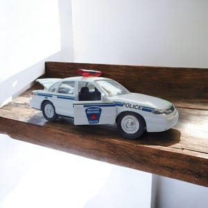 Niagara Regional Police Ford Crown Victoria Die Cast Car Road Champs 1994 1/43