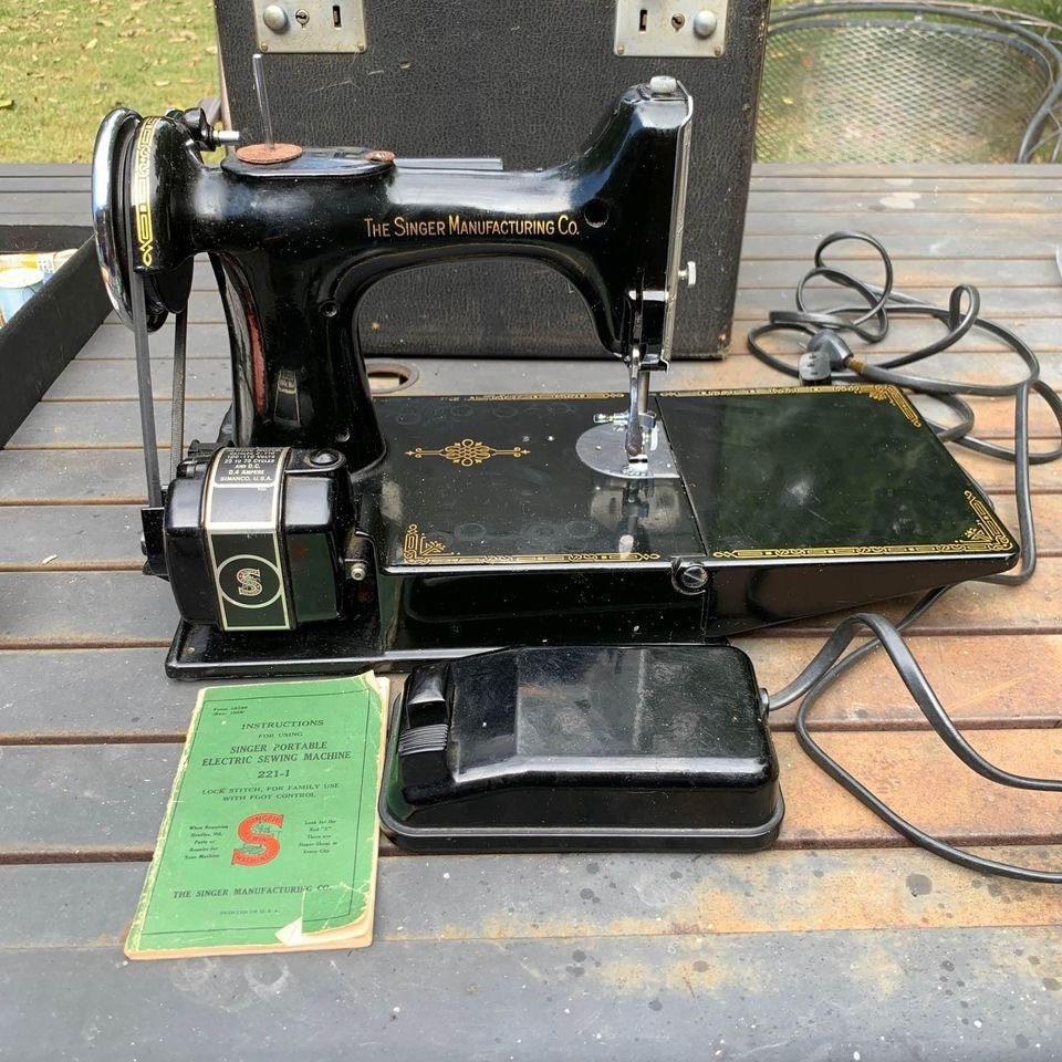 Child's Singer Sewhandy Sewing Machine Electric Model 50 Orange Case &  Original Cardboard Box 