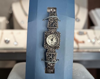 Vintage Avon Ladies Watch Quartz Floral Design Collectible Jewelry Needs Battery