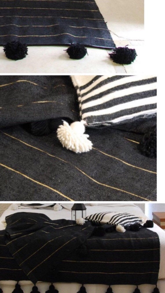 Plaid Berbère en Coton Noir et rayures Dorées | Couvre Lit coton 100% tissé main | Édredon canapé | Jeté de lit | Couverture Pompons Bohème