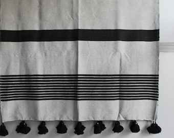 Manta decorativa hecha a mano con pompones y borlas | Funda nórdica de algodón tejido a mano | Manta para sofá | Manta para los pies de la cama