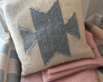 Cojines con funda de lana tejidos a mano.
