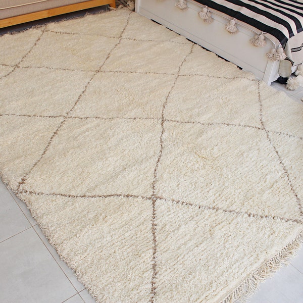 Auténtica alfombra crema marroquí con patrones geométricos beige de Beni Ouarain. Asientos bereberes en el piso, alfombra de lana tejida a mano, alfombra anudada a mano.