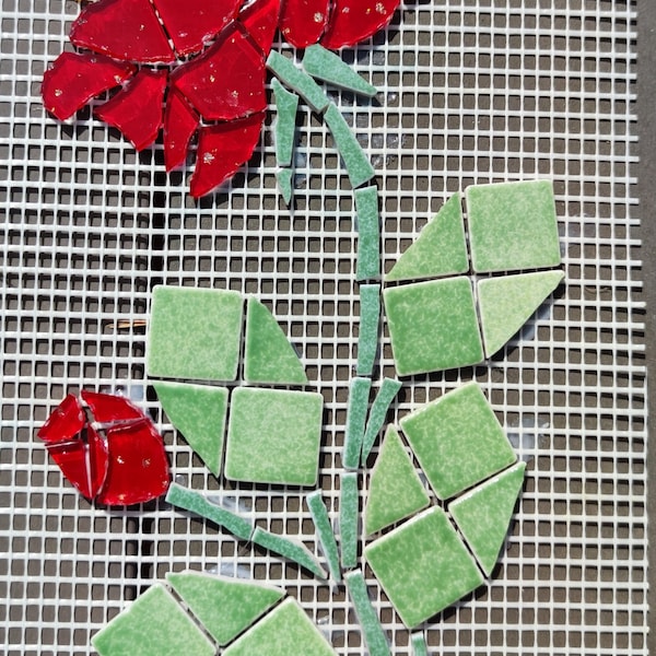 Rose rouge en mosaïque   sur filet -